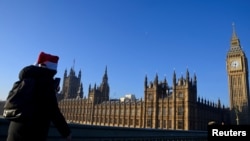 一名女子走向英国议会大厦。（2022年12月16日）