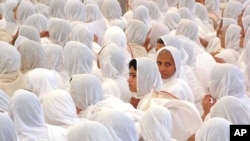 FILE - Mamia ya Watawa wa Jain, kikundi cha Madhehebu ya Wahindu, wanashiriki katika ibada ya siku ya 27 huko Ahmadabad , India Alhamisi Jan 31, 2002. 