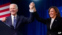 조 바이든 미국 대통령과 카멀라 해리스 부통령이 지난 3일 펜실베이니아주 필라피아에서 열린 민주당 전국위원회 겨울 회의 연단에 올라 손을 붙잡고 있다. 