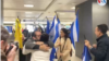 Los 222 presos políticos liberados esta mañana en Managua, Nicaragua, arribaron al mediodía de este jueves al Aeropuerto Internacional Washington Dulles, decenas de nicaraguenses se hicieron presentes para recibirlos y ofrecer ayuda. [Foto: Salomé Ramírez, VOA]