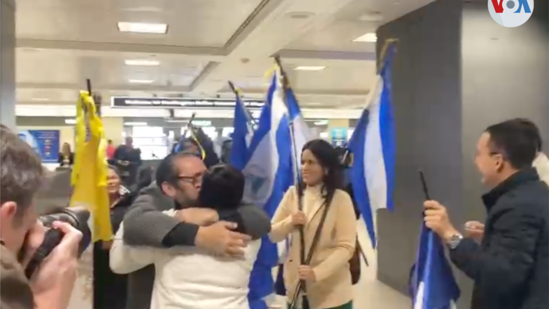 Los 222 presos políticos liberados esta mañana en Managua, Nicaragua, arribaron al mediodía de este jueves al Aeropuerto Internacional Washington Dulles, decenas de nicaraguenses se hicieron presentes para recibirlos y ofrecer ayuda. [Foto: Salomé Ramírez, VOA]