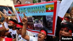 စစ်အာဏာသိမ်းမှု ၂ နှစ်ပြည့် ထိုင်းနိုင်ငံ၊ ဘန်ကောက်မြို့က မြန်မာသံရုံးရှေကမှာ ဆန့်ကျင်ကန့်ကွက်နေကြတဲ့ ထိုင်းနိုင်ငံရောက် မြန်မာနိုင်ငံသားများ။ (ဖေဖေါ်ဝါရီ ၁၊ ၂၀၂၃)