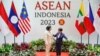 Menlu Retno Marsudi menyambut Menlu Timor Leste Adaljiza Magno dalam pertemuan tingkat menteri luar negeri ASEAN ke-32 di Sekretariat ASEAN di Jakarta, 3 Februari 2023. (Foto: REUTERS/Willy Kurniawan)