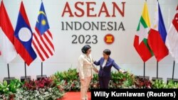 Menlu Retno Marsudi menyambut Menlu Timor Leste Adaljiza Magno dalam pertemuan tingkat menteri luar negeri ASEAN ke-32 di Sekretariat ASEAN di Jakarta, 3 Februari 2023. (Foto: REUTERS/Willy Kurniawan)