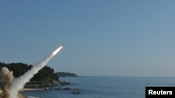 Американские и южнокорейские военные используют армейскую тактическую ракетную систему ATACMS для запуска ракеты Hyunmoo II на побережье Южной Кореи. 5 июля 2017 года.