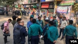 Journalists and police are seen in a street in the city of Chattogram on Jan. 19, 2023. Media in Bangladesh risk harassment and attack for reporting on sensitive issues, analysts say. (Minhaj Uddin for VOA)