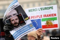 تجمع اعتراضی هزاران نفر در بروکسل برای آزادی اولیویر وندکستله، امدادگر بلژیکی زندانی در ایران. یکشنبه ٢ بهمن ۱۴۰۱