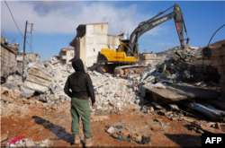 شام کے زلزلے سے متاثرہ علاقے میں بھاری مشینوں سے ملبہ ہٹا کر زندہ بچ جانے والوں کو تلاش کیا جا رہا ہے۔