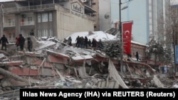 Tim penyelamat membawa seseorang dari bangunan yang runtuh setelah gempa bumi di Malatya, Turki, 6 Februari 2023. (Foto: Ihlas News Agency (IHA) via REUTERS)