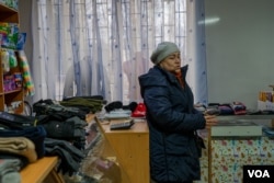 2023年1月22日，卢波夫·比露斯在乌克兰恰索夫亚尔的商店里与美国之音记者交谈。她的这家玩具店如今出售军人用品。(美国之音博夏特拍摄)