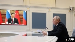 资料照片： 俄罗斯总统弗拉基米尔·普京于2022年12月30日在莫斯科克里姆林宫通过视频与中国国家主席习近平举行会晤。（法新社照片）