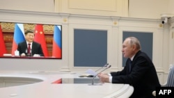 Presiden Rusia Vladimir Putin tampak melakukan komunikasi video dengan Presiden China Xi Jinping di Kremlin, Moskow, 30 Desember 2022 (foto: dok).