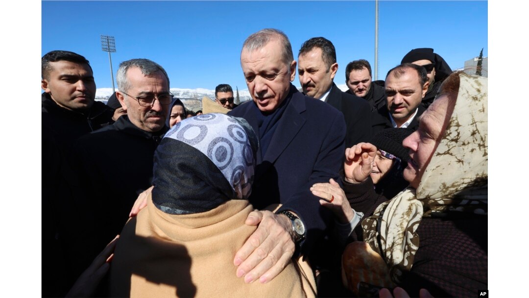Turkiya rahbari Rajab Toyyip Erdog'an Kahramanmaras shahrida zilzila jabrgiydalari bilan uchrashmoqda, 8-fevral, 2023