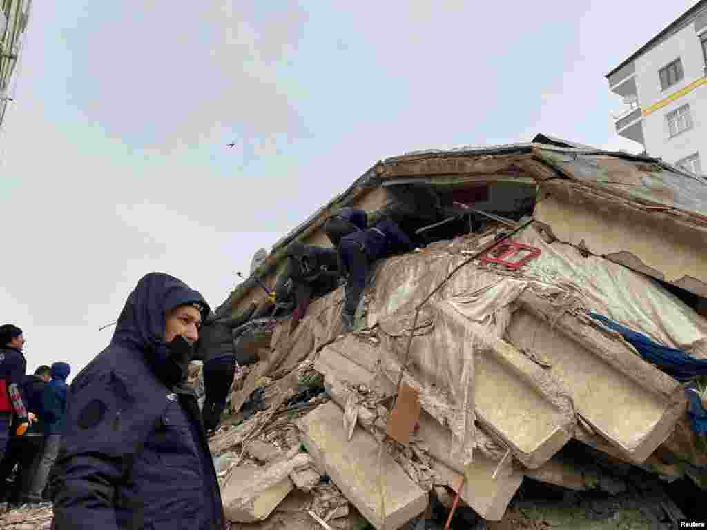 ریسکیو حکام ملبے تلے دبے افراد کو نکالنے میں مصروف ہیں۔