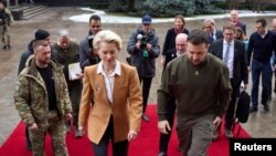 Presiden Ukraina Volodymyr Zelenskyy menyambut Presiden Komisi Eropa Ursula von der Leyen menjelang KTT Uni Eropa di Kyiv, Ukraina, 2 Februari 2023. (Foto: via Reuters)