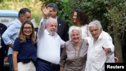 El expresidente de Uruguay, José Mujica, con su esposa y exvicepresidenta de Uruguay, Lucia Topolansky, recibe al presidente de Brasil, Luiz Inácio Lula da Silva, y a la primera dama, Rosangela Lula da Silva, en su finca en las afueras de Montevideo, Uruguay, el 25 de enero de 2023. REUTERS /Mariana Greif