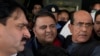Petugas polisi berpakaian preman mengawal Fawad Chaudhry (tengah), pemimpin senior partai mantan Perdana Menteri Imran Khan, setelah pemeriksaan medial di sebuah rumah sakit di Lahore, Pakistan, 25 Januari 2023.