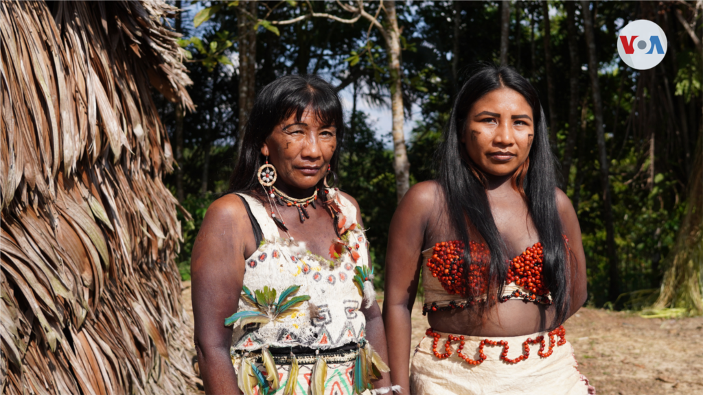 Mujeres indígenas en La Chorrera, lugar donde se lanzó la expedición Bio, Alto Río Igara &ndash; Paraná, Amazonas (Colombia), que busca encontrar nuevas especies endémicas mezclando los conocimientos ancestrales de los pueblos uitotos, boras, ocainas y mirañas, al de 15 biólogos, el 26 de enero de 2023. [Foto: Nicole Sandoval]