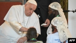 "Vos larmes sont mes larmes, votre souffrance est ma souffrance", a dit mercredi le pape devant les drames qui lui ont été décrits.