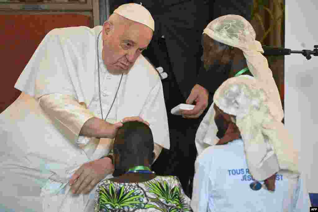 Papa Francisco abençoa uma criança, no encontro com as vítimas no leste da República Democrática do Congo no Núncio Apostólico em Kinshasa. RDC, Fev 1, 2023