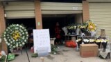 Una tienda en la provincia china de Sicuan vende artículos funerarios durante el más reciente brote de COVID-19 en diciembre de 2022.