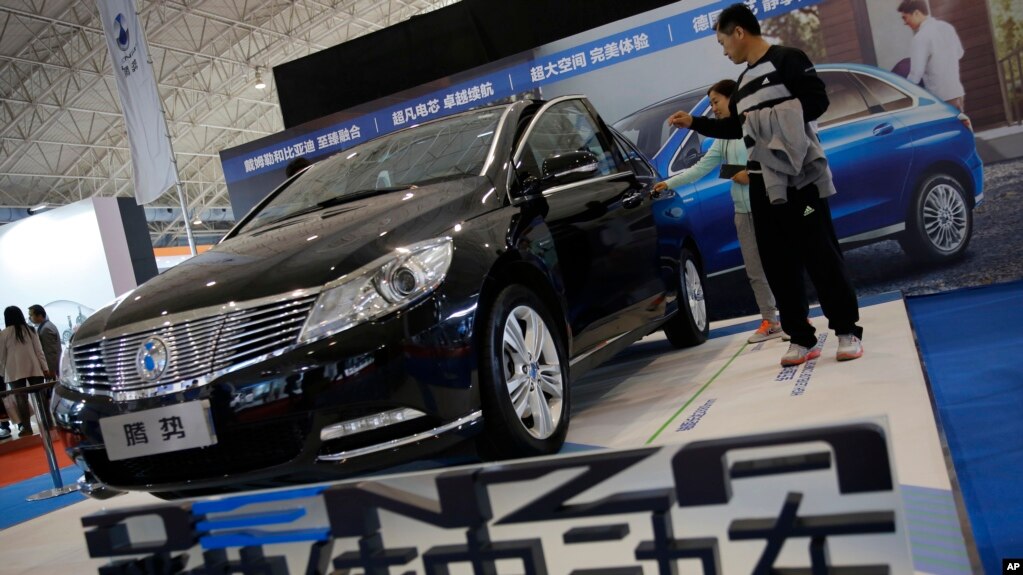 资料照 - 2016年4月26日的北京国际车展。图中显示的是中国设计制造的“腾势”（Denze）纯电动车。(photo:VOA)