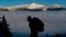 Rob Kenney mendaki Gunung Wildcat melintasi lembah dari Gunung Adams setinggi 5.793 kaki, tampak di latar belakang, di negara bagian New Hampshire, AS. (Foto: AP)&nbsp;