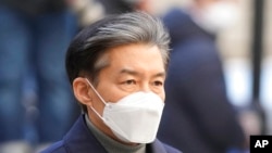 Mantan Menteri Kehakiman Cho Kuk tiba di Pengadilan Distrik Pusat Seoul di Seoul, Korea Selatan, 3 Februari 2023. (Foto: AP)