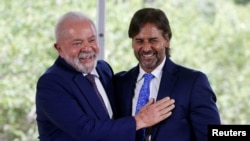 El presidente de Uruguay, Luis Lacalle Pou (derecha), y el presidente de Brasil, Luiz Inacio Lula da Silva, posan después de una conferencia de prensa en Montevideo, Uruguay, el 25 de enero de 2023. REUTERS/Mariana Greif