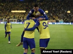 Anderson Talisca dari Al Nassr merayakan gol pertama mereka dengan Ali Al Lajami dan Cristiano Ronaldo. (Foto: REUTERS/Ahmed Yosri)