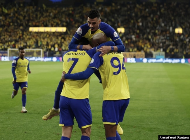 Anderson Talisca dari Al Nassr merayakan gol pertama mereka dengan Ali Al Lajami dan Cristiano Ronaldo. (Foto: REUTERS/Ahmed Yosri)