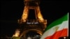 Bendera Iran terlihat berkibar di depan Menara Eiffel di saat menara tersebut menyalakan lampu bertuliskan pesan, "Perempuan, Kehidupan Kebebasan" sebagai bentuk dukungan pada demonstran Iran, di Paris, pada 16 Januari 2023. (Foto: Reuters/Gonzalo Fuentes)