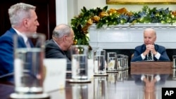 El presidente de EEUU, Joe Biden, conversa con los líderes del Congreso, el republicano Kevin MacCarthy y el demócrata Chuck Shumer en la Casa Blanca el 29 de enero de 2023.
