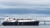 Tanker LNG Flex Volunteer, berlayar di bawah bendera Kepulauan Marshall, berlayar di dekat jembatan Saint-Nazaire di atas muara Loire, saat meninggalkan dermaga Terminal LNG Montoir-de-Bretagne, dekat Saint-Nazaire, Prancis barat , pada 12 April 2022. (Foto: AFP)