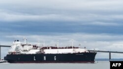 Tanker LNG Flex Volunteer, berlayar di bawah bendera Kepulauan Marshall, berlayar di dekat jembatan Saint-Nazaire di atas muara Loire, saat meninggalkan dermaga Terminal LNG Montoir-de-Bretagne, dekat Saint-Nazaire, Prancis barat , pada 12 April 2022. (Foto: AFP)