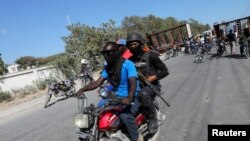 Un policía haitiano durante una manifestación en Puerto Príncipe protesta por la muerte de sus compañeros que murieron bajo las balas de bandas armadas, 26 de enero de 2023.