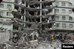 Petugas penyelamat mencari korban selamat di bawah reruntuhan pascagempa bumi di Diyarbakir, Turki, 6 Februari 2023. (Foto: REUTERS/Sertac Kayar)