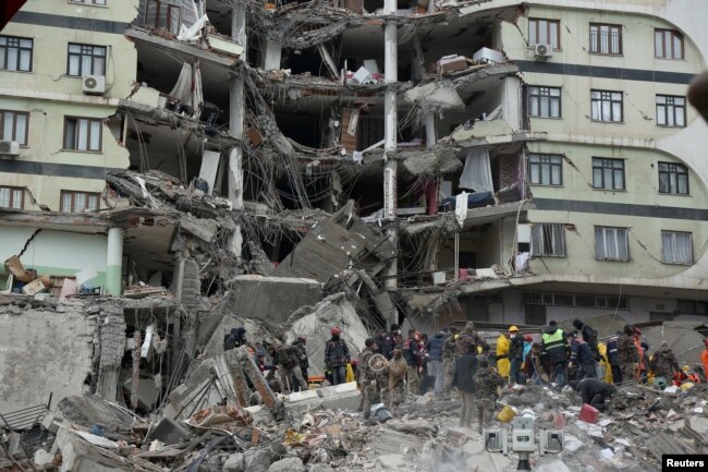 Petugas penyelamat mencari korban selamat di bawah reruntuhan pascagempa bumi di Diyarbakir, Turki, 6 Februari 2023. (Foto: REUTERS/Sertac Kayar)