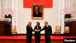 台湾总统蔡英文（中）在总统府召开记者会宣布陈建仁(右)接替行政院长苏贞昌，担任新阁揆。（2023年1月27日）