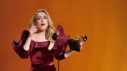 Bintang pop asal Inggris, Adele, menerima penghargaan untuk kategori Penampilan Pop Solo Terbaik lewat lagu "Easy On Me" dalam ajang Grammy ke-65 yang digelar di Los Angeles, pada 5 Februari 2023. (Foto: Reuters/Mario Anzuoni)