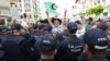 Des manifestants algériens font face à la police anti-émeute lors d'une manifestation dans la capitale Alger, le 21 juin 2019. 