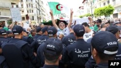 Amira Bouraoui faisait l'objet d'une interdiction de sortie du territoire en Algérie.