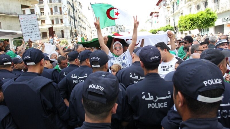 La mère et la soeur de la militante Bouraoui arrêtées en Algérie