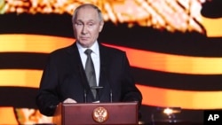 블라디미르 푸틴 러시아 대통령이 2일 볼고그라드(옛 스탈린그라드)의 스탈린그라드 전투 박물관에서 열린 2차 세계대전 전승80주년 기념식에서 연설했다.