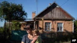 Мама и ее ребенок в Украине, где пылает война (архивное фото)