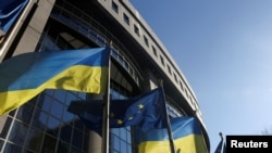 Прапори Європейського Союзу та України біля будівлі парламенту ЄС у Брюсселі, Бельгія, 28 лютого 2022. REUTERS/Yves Herman