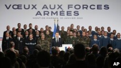 Presiden Prancis Emmanuel Macron menyanyikan lagu kebangsaan setelah menyampaikan pidato Tahun Baru kepada Angkatan Darat Prancis, Jumat, 20 Januari 2023 di pangkalan udara Mont-de-Marsan, Prancis barat daya. (AP/Bob Edme, Kolam)