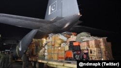 В эти дни помощь пострадавшим от землетрясения в Турции и Сирии поступает со всего мира. На снимке: военно-транспортный самолет Пакистана с грузом гуманитарной помощи. 