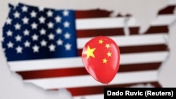 Ilustrasi sebuah balon berbendera China terlihat terbang di atas bendera AS yang digambarkan dalam bentuk peta, 5 Februari 2023. (Foto: REUTERS/Dado Ruvic)
