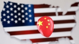 Ilustrasi sebuah balon berbendera China terlihat terbang di atas bendera AS yang digambarkan dalam bentuk peta, 5 Februari 2023. (Foto: REUTERS/Dado Ruvic)